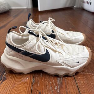 Nike TC 7900 Women’s Size 9.5 Pale Ivory Armory Navy Sneakers